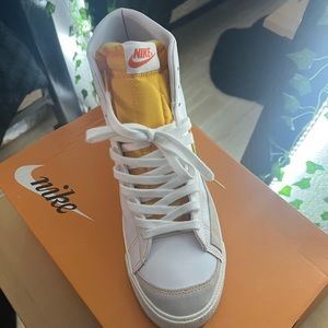 Nike Blazer Mid '77 GS Raygun White Gold Green